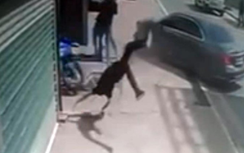 Otomobille motosiklet çarpıştı, yere savrulan motosiklet sürücüsü kaçtı