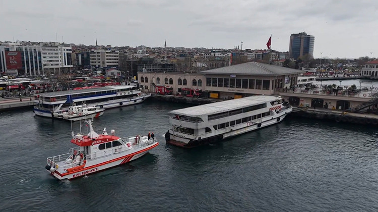 Kadıköy'deki tekne yangınına müdahale edildi