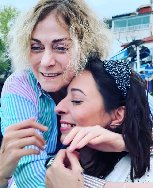 Su güzelliği ile büyüledi... Anne-kız ödül töreninde Su güzelliği ile büyüledi... Anne-kız ödül töreninde