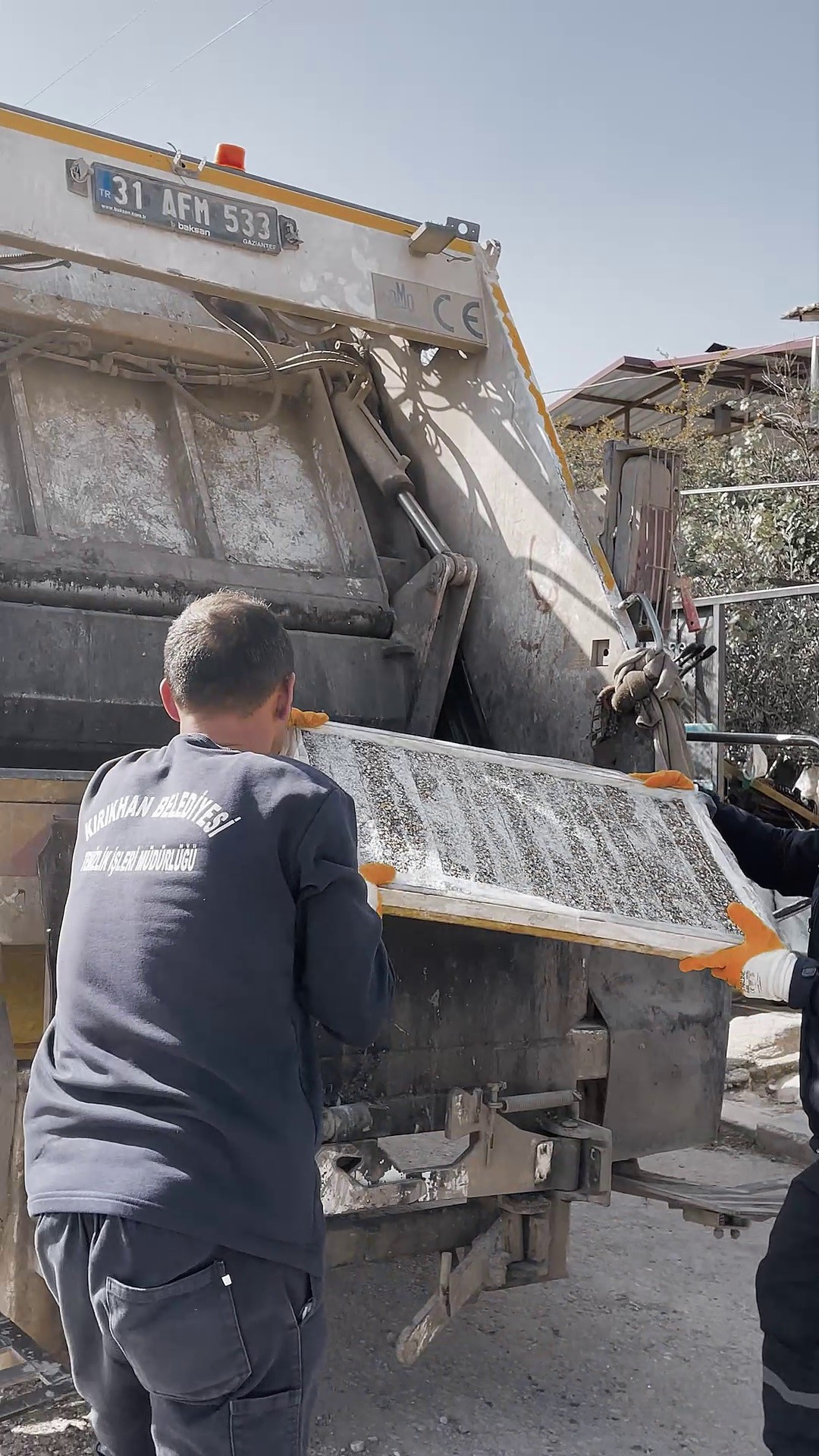 Ekipler tesadüfen fark etti Kötü kokuların geldiği eve girilince mide bulandıran gerçek ortaya çıktı