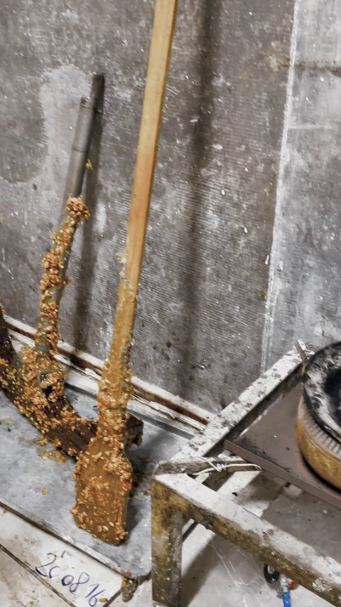 Ekipler tesadüfen fark etti Kötü kokuların geldiği eve girilince mide bulandıran gerçek ortaya çıktı