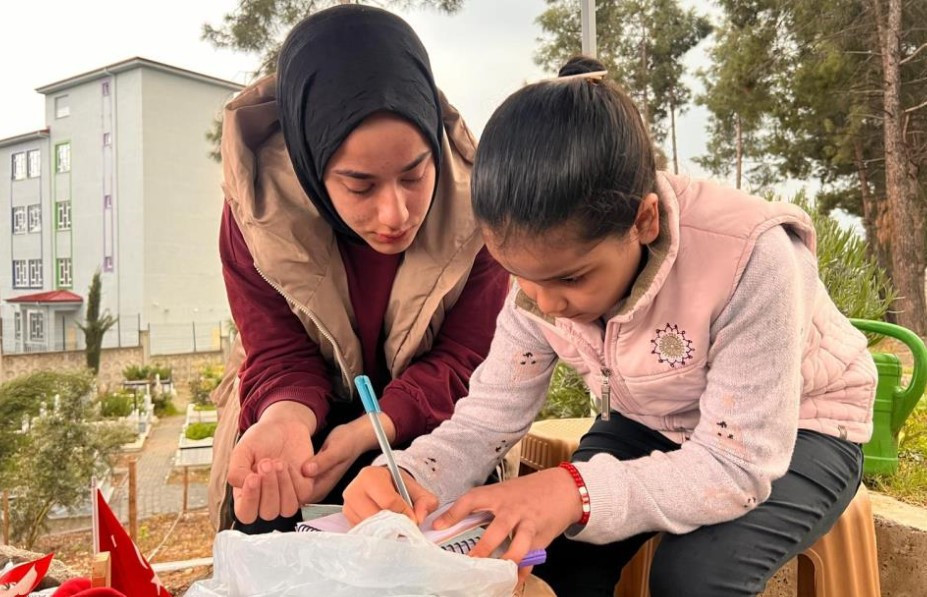 Kahramanmaraş'ta ortaokula saldırı... Öğrenci mezarlarına bırakılan notlar duygulandırdı
