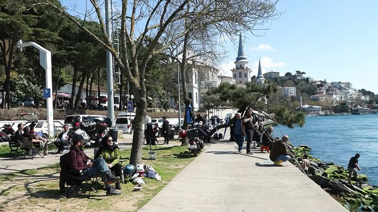 Hava sıcaklığı 19 dereceye çıktı, İstanbullular park ve sahillere akın etti