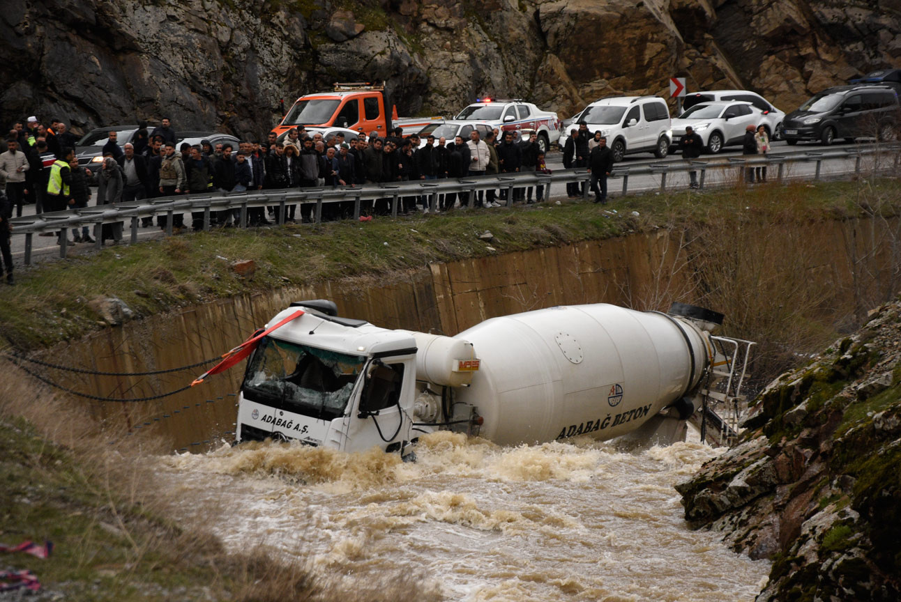 Dereye yuvarlanan beton mikserinin şoförü kayboldu