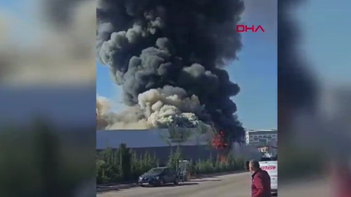 Ankara'da boya fabrikasında yangın