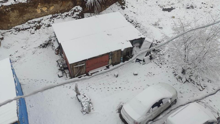 Nisan'da kar sürprizi: İlçe beyaza büründü