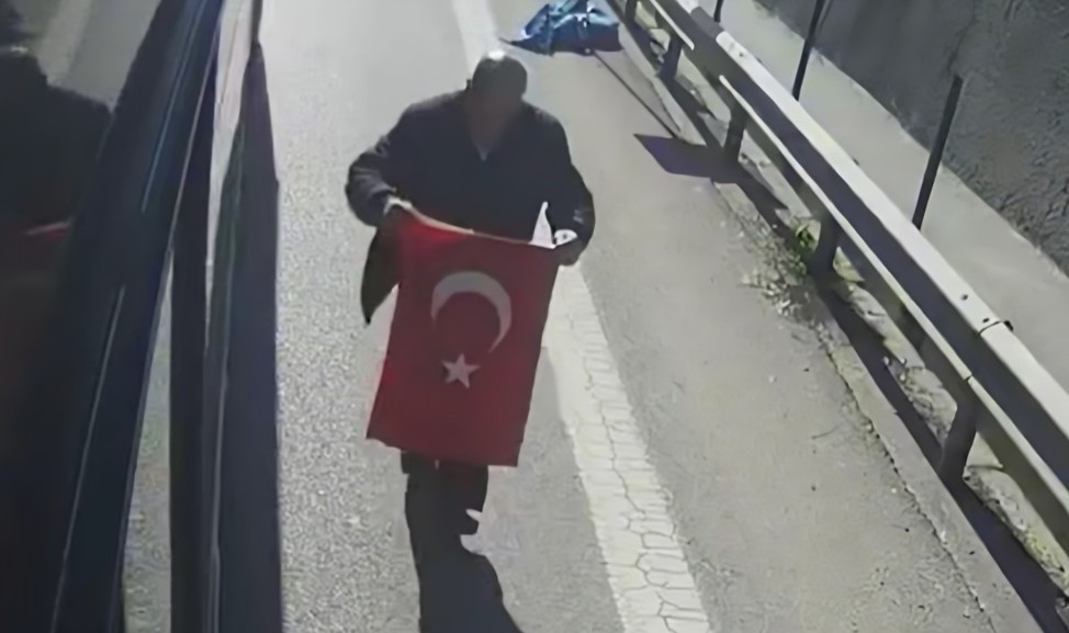 Otobüs şoföründen alkışlanacak bayrak hassasiyeti