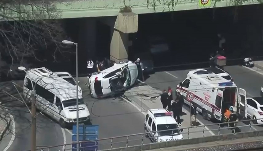 Takla atan otomobil alt geçide çarptı: 1 yaralı