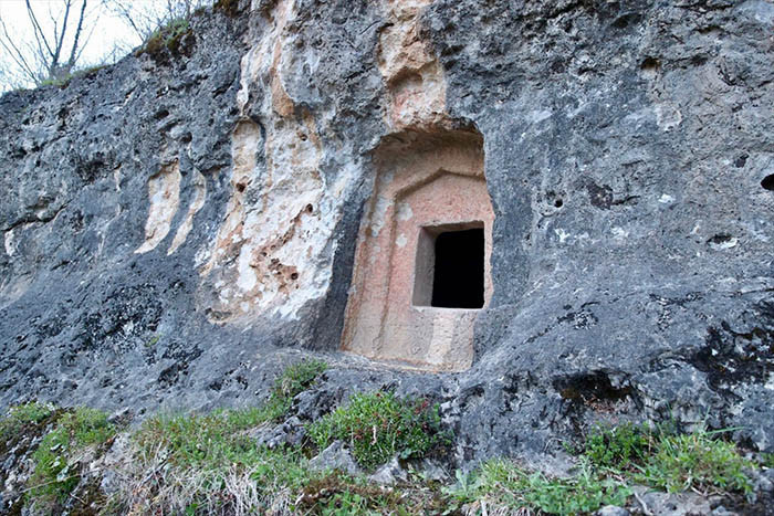 Tarihin izlerini taşıyan miras... Ordunun kaya mezarları ziyaretçilerin ilgisini çekiyor