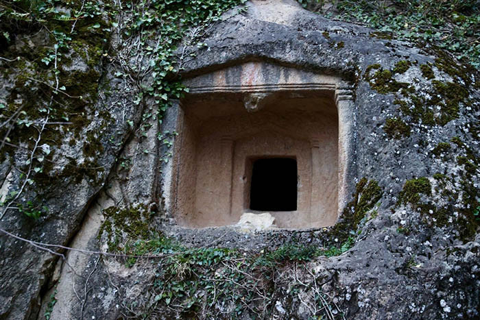 Tarihin izlerini taşıyan miras... Ordu'nun kaya mezarları ziyaretçilerin ilgisini çekiyor