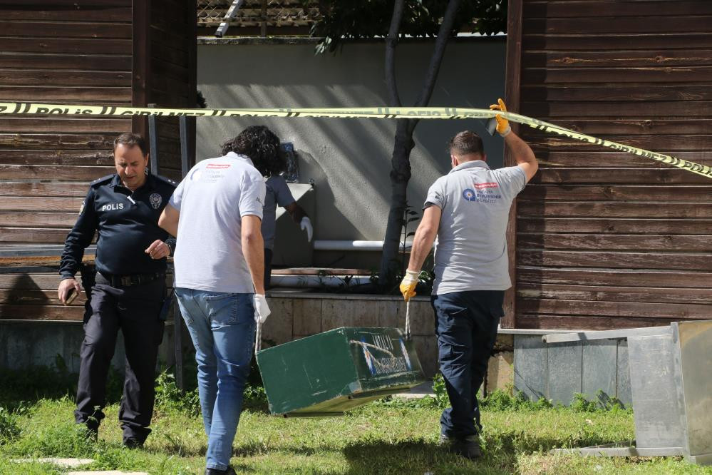 Kötü kokudan şüphelenmişlerdi... Reklam panosundan insan cesedi çıktı