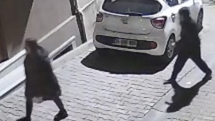 Gece yarısı kapı önünde kabus: İstanbul'da evine giren genç kadını taciz etti, kendini böyle savundu