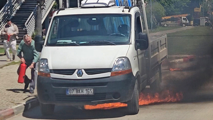 Trafikte panik anları... Kamyonette yangın çıktı, yoldan geçen sürücüler müdahale etti