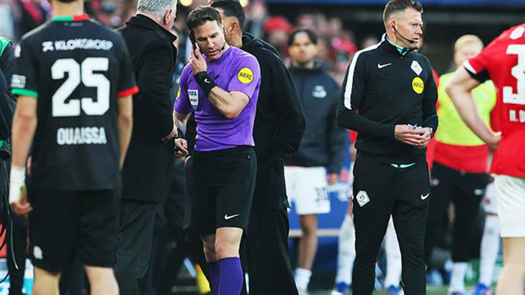 Hollanda'da ilginç olay: Hakem, maçın ortasında telefonla konuştu!