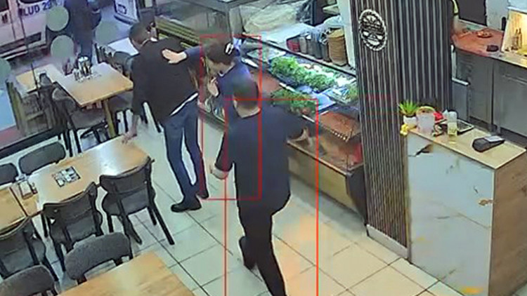 İş yeri sahibi müşterinin hayatını kurtardı: O anlar kamerada