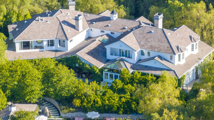 Yeni aşk gelene kadar yalnızlığın keyfini burada sürecek: Site içinde bir saray yavrusu