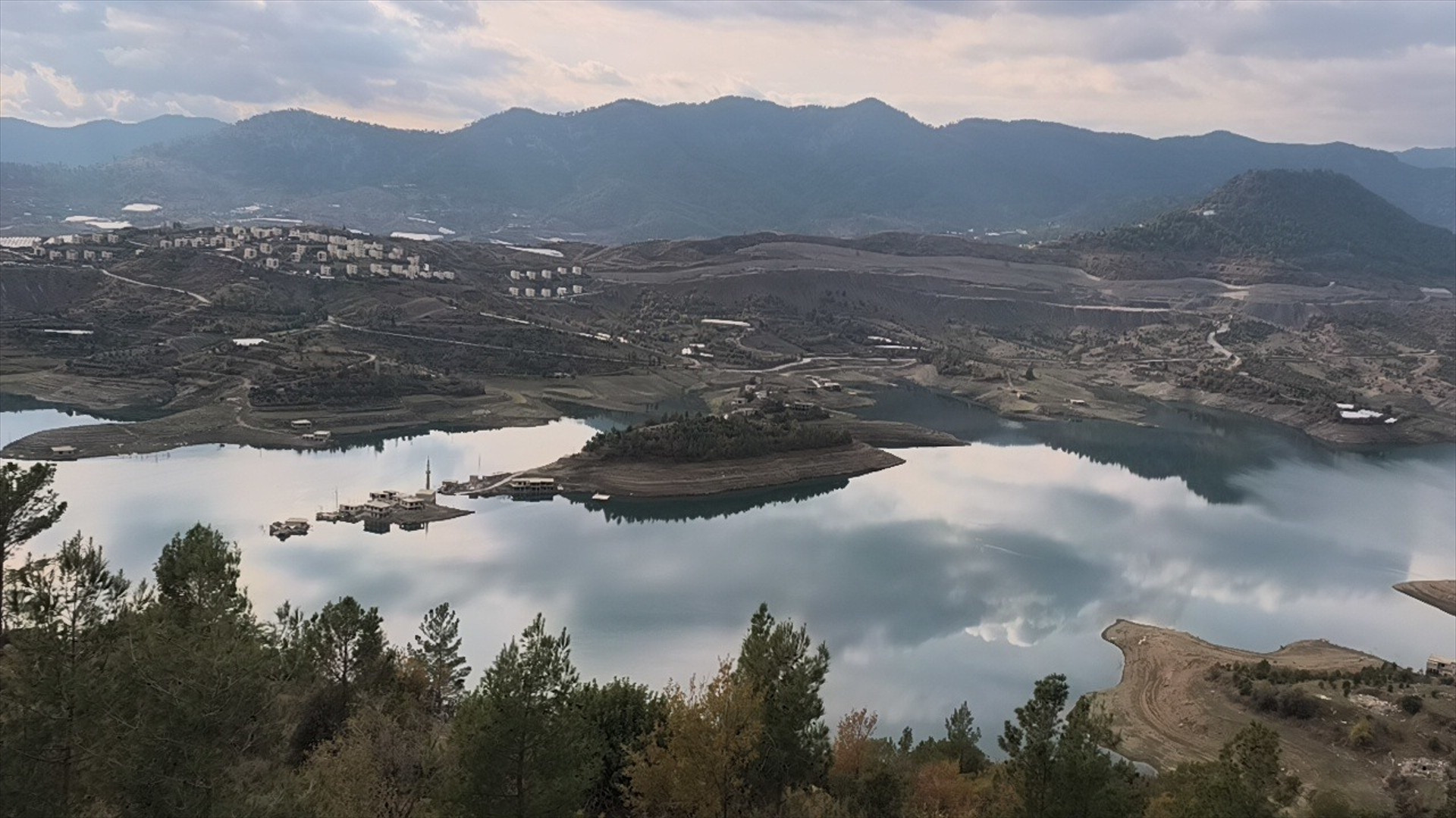 Alaköprü Barajında doluluk oranı yüzde 99a ulaştı Eski mahalleden geriye sadece minare kaldı
