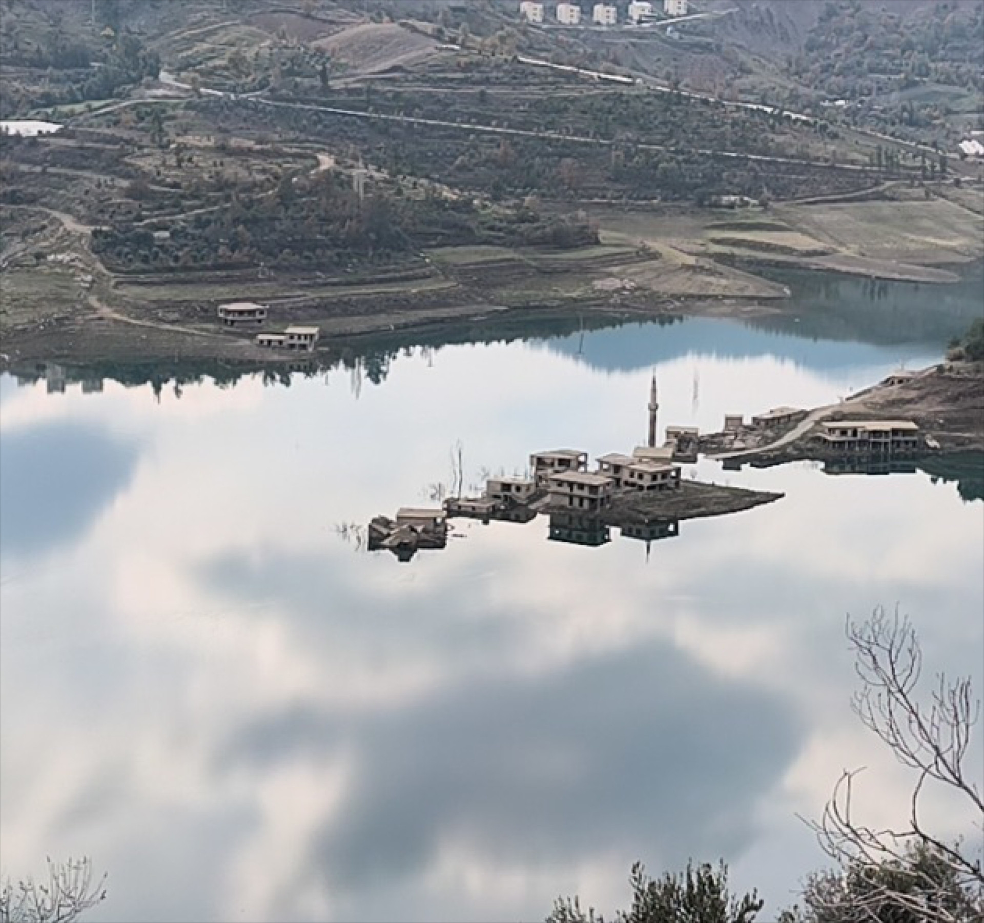 Alaköprü Barajında doluluk oranı yüzde 99a ulaştı Eski mahalleden geriye sadece minare kaldı