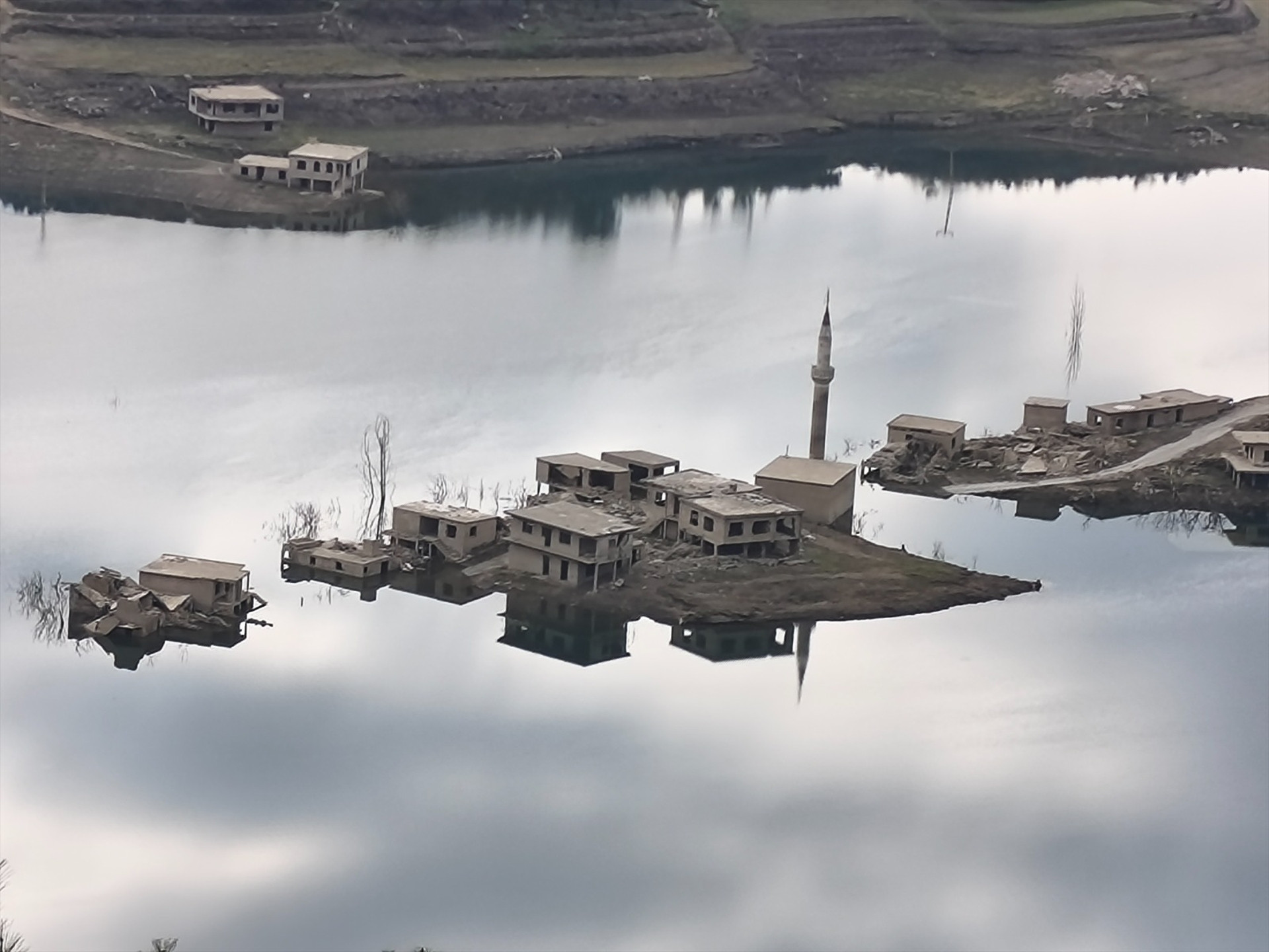 Alaköprü Barajında doluluk oranı yüzde 99a ulaştı Eski mahalleden geriye sadece minare kaldı