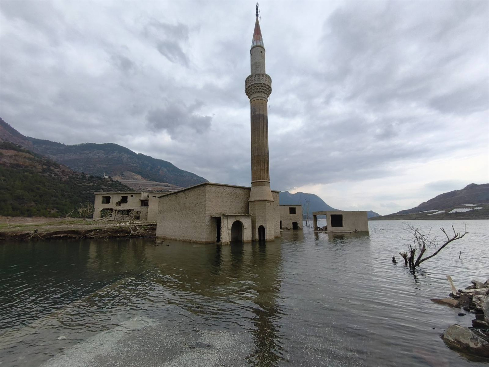 Alaköprü Barajında doluluk oranı yüzde 99a ulaştı Eski mahalleden geriye sadece minare kaldı