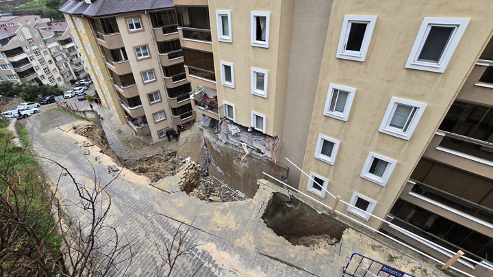 Bursa'da panik anları... İstinat duvarı çöktü! 7 katlı binanın 2 katı tahliye edildi