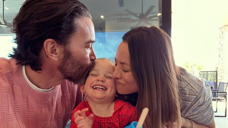 Ünlü çiftten romantik kutlama… Onlar evlenene kadar kızları kocaman oldu!