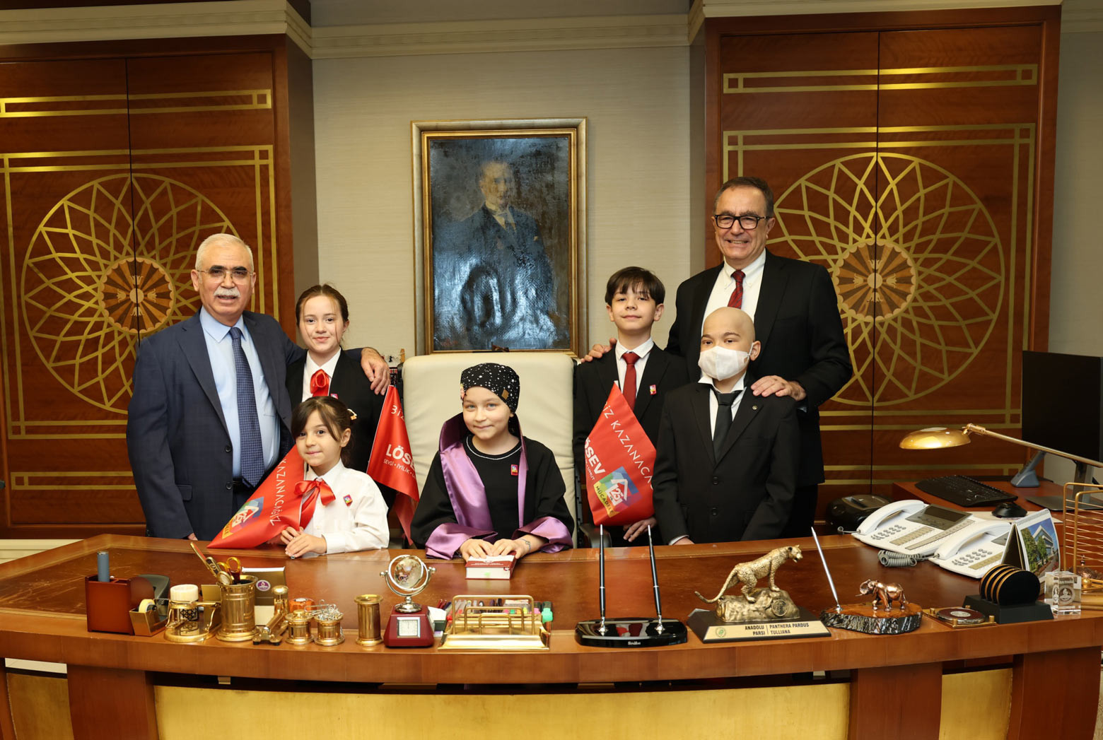 AYM Başkanı Kadir Özkaya, lösemi tedavisi gören çocukları misafir etti