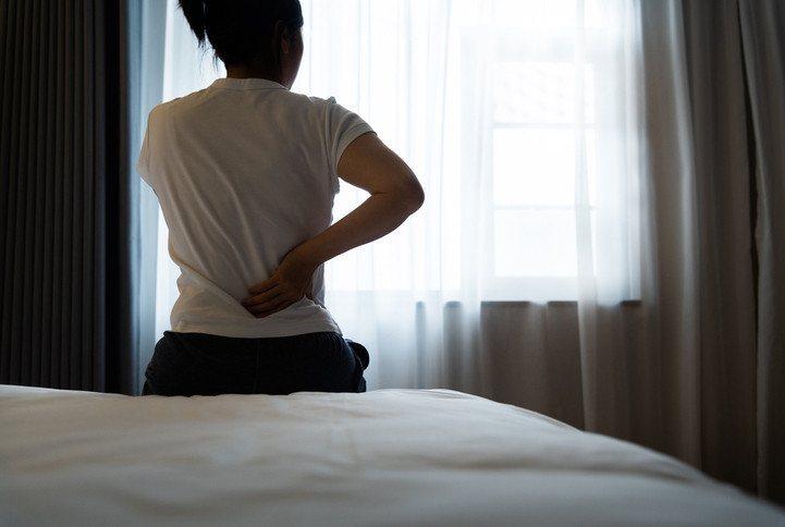 Sıradan bir sırt ağrısı sandı, hayatı kabusa döndü 19 yaşındaki genç kadın göğsünden aşağı felç kaldı