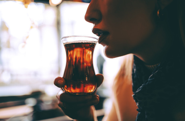 TEK BİR ÇAY POŞETİ MİLYARLARCA PARÇACIK SALABİLİYOR