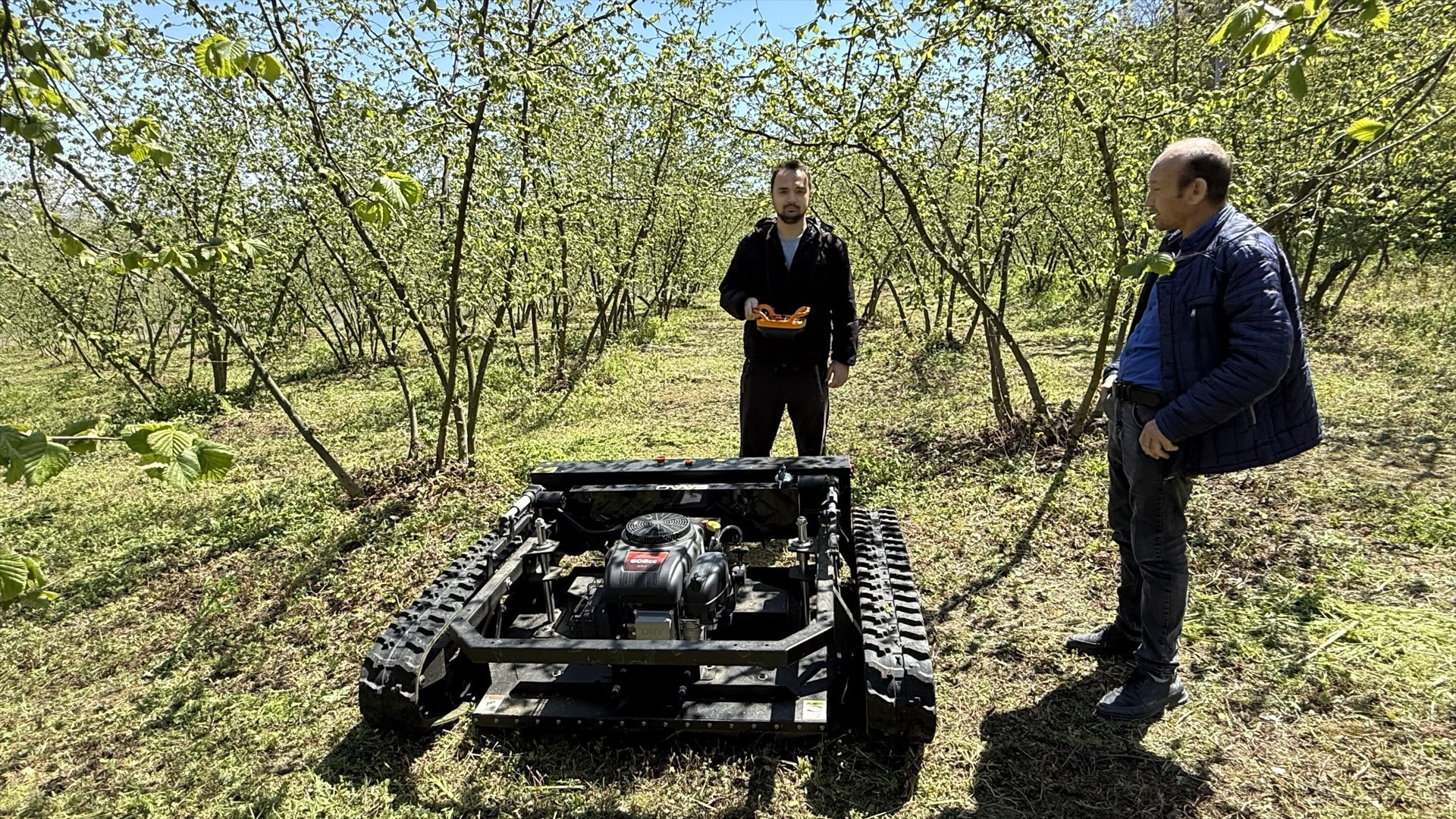Tırpanları bırakıp robotu izlemeye başladılar! Günler süren işi 3 saatte bitiriyor, girilmeyecek yerlere bile giriyor