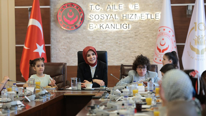 Bakan Göktaş, şehit ve gazi çocuklarıyla bir araya geldi