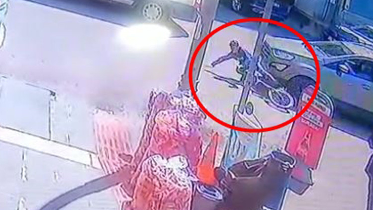 Otomobilin altında kalan çocuk metrelerce sürüklendi