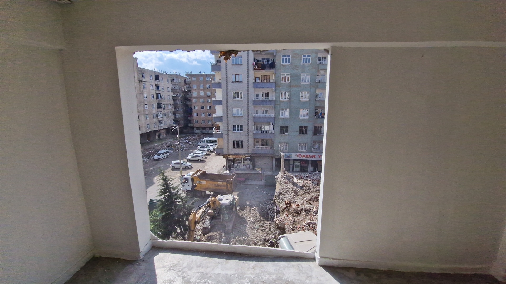 YANDAKİ BİNANIN DUVARINDAN YARDIM ALARAK BİNAYI KALDIRILMIŞ