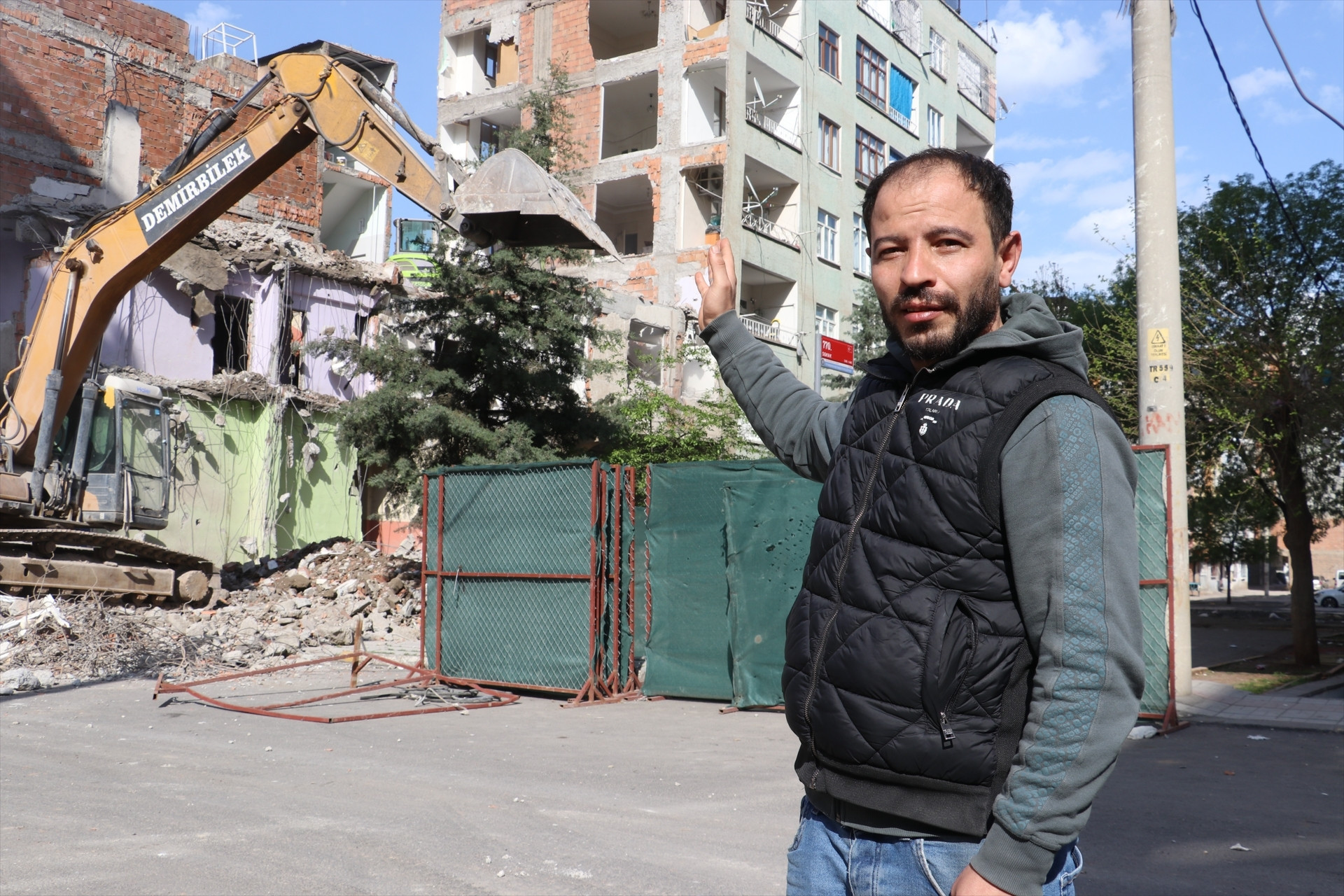 Depremde ağır hasar alan bina yıkıldı, bitişikteki apartmanın bazı odaları duvarsız kaldı Mecburen bu hasarlı evin içinde kalıyoruz