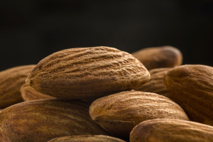 Sağlıklı yağ ve E vitamini kaynağı badem