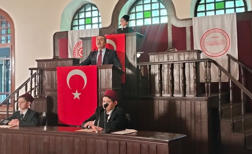 Bakan Tekin, öğrencilerle birlikte 1'inci Meclis'e yürüdü