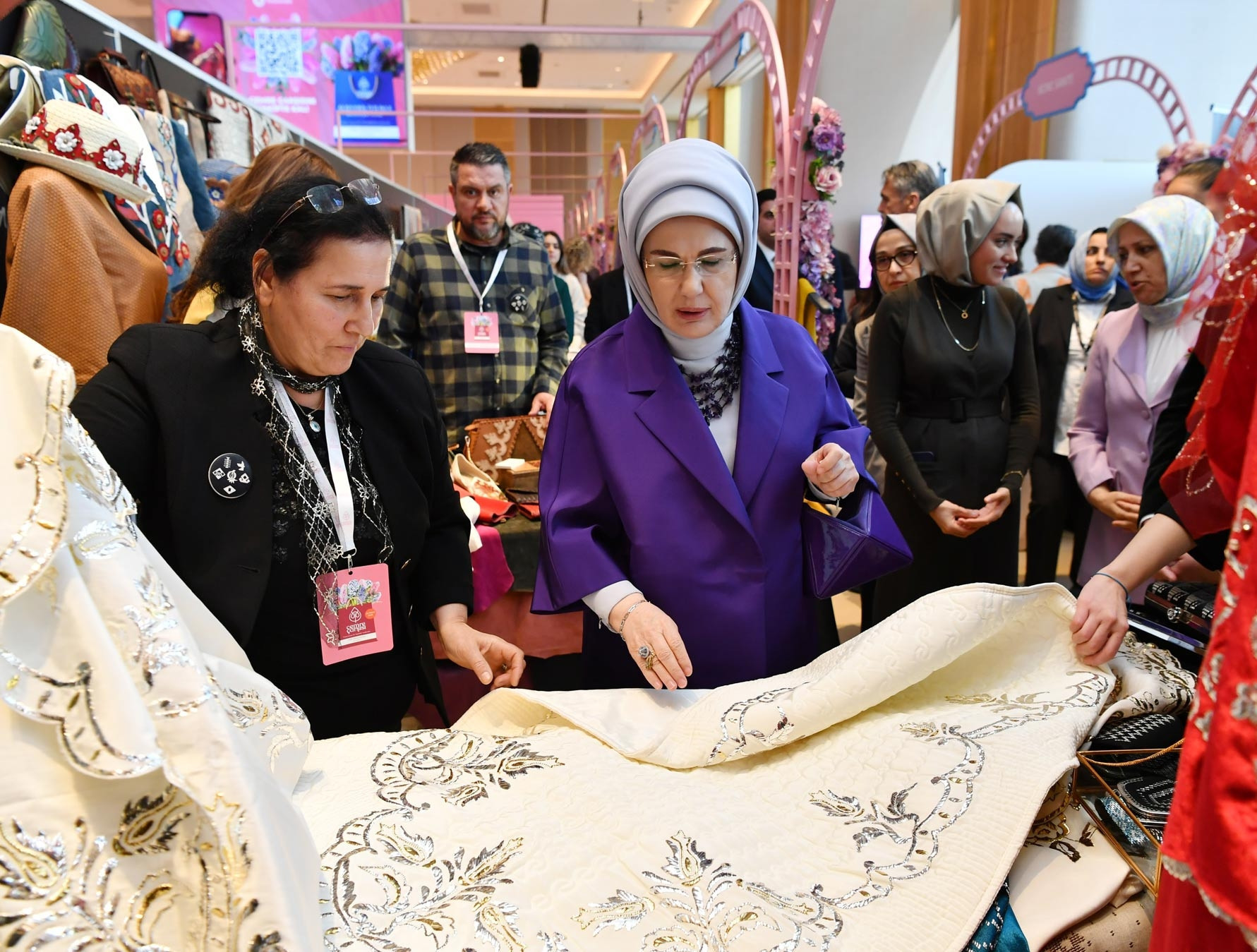 Emine Erdoğan, TOGEM-DER'in geleneksel Cemre Çarşısının açılışına katıldı: