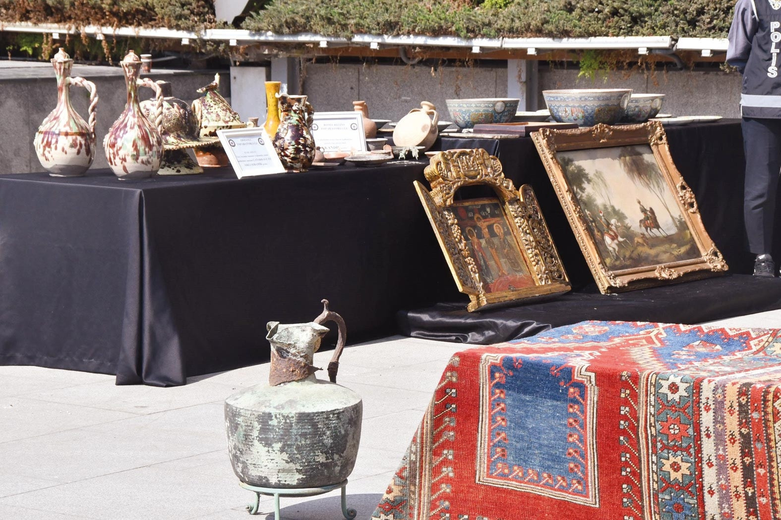 Paha biçilemez eserler ele geçirildi