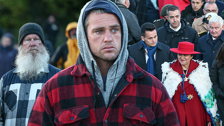 Avustralyalı ve Yeni Zelandalılar 'Şafak Ayini' için Anzak Koyu'nda