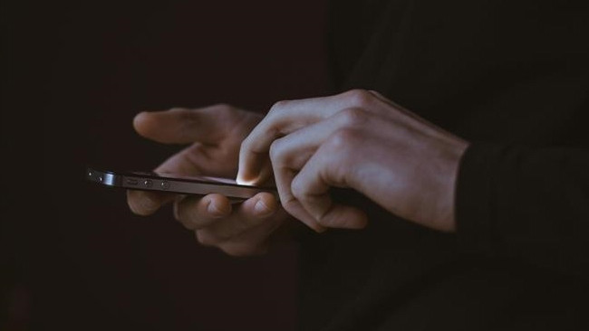 Telefonuna gelen reklamı kapatmak isterken dolandırıldı: Faiziyle birlikte bankadan tazminat alacak