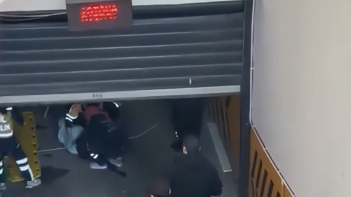 Kağıthane'de korkunç olay! Başına kepenk düşen işçi, ağır yaralandı