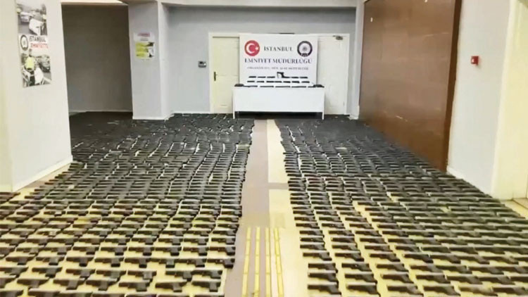 Toprak altından binlerce silah çıktı