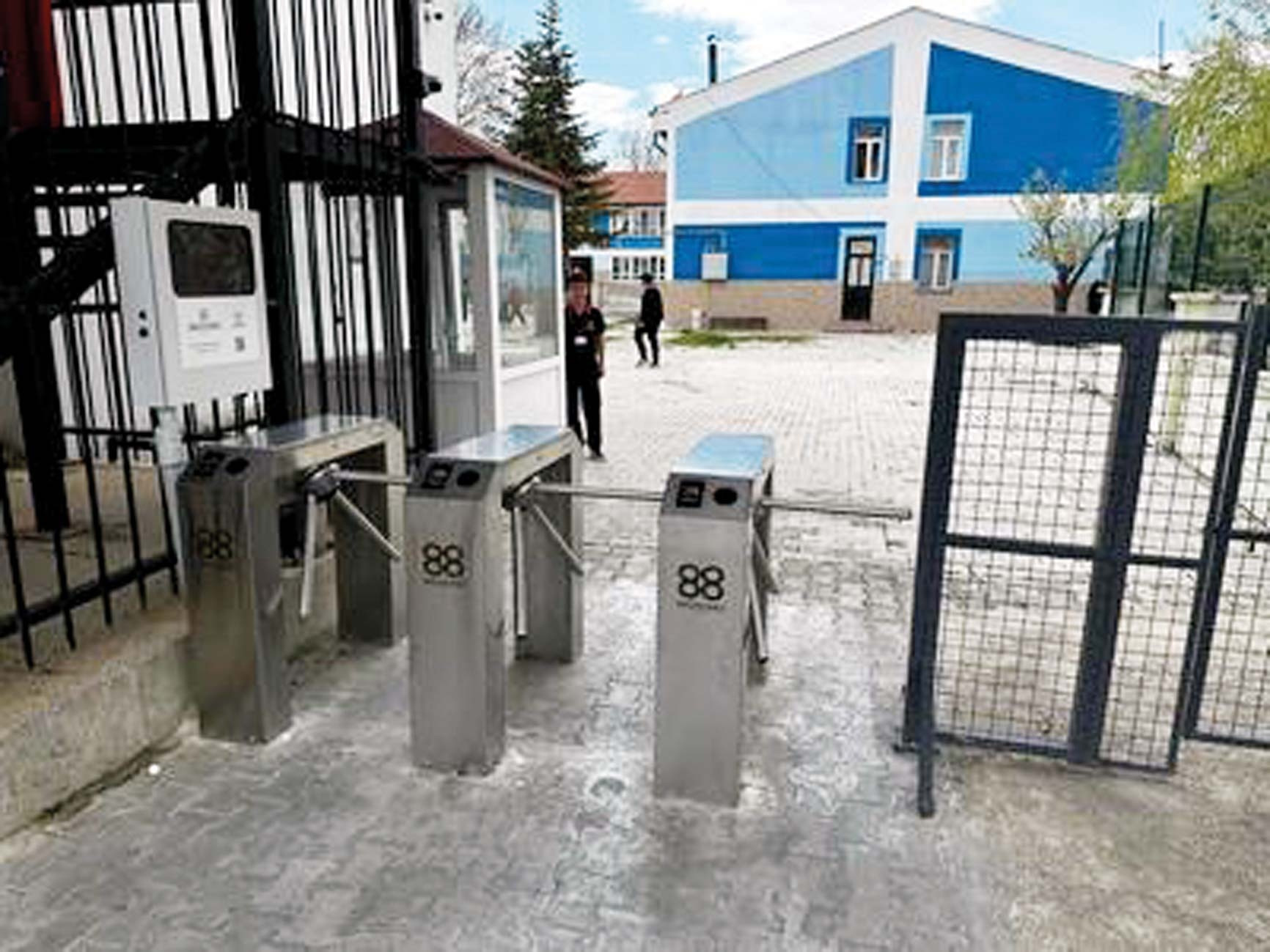 İçişleri Bakanlığı'ndan 81 ile genelge... Okullara x-ray ve kamera sistemi