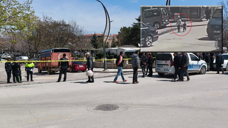 Dedesinin elini bırakıp yola fırladı! Feci kaza kameraya böyle yansıdı