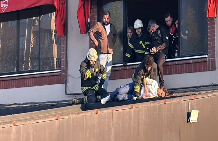 Dengesini kaybetti, kafeteryanın alt kattaki terasına düştü
