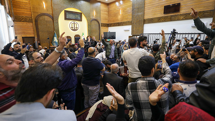 Esad hakkında yargı süreci başladı: Dava salonunda kafes ayrıntısı