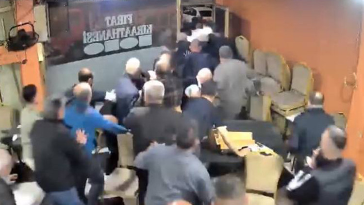İstanbul'daki kahvehanede yaşandı: Müziği yanlış anlayıp can havli ile kaçtılar