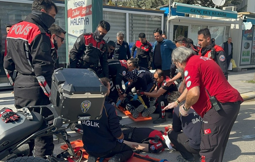 Ekip motosikleti otomobille çarpıştı: 2 polis yaralı