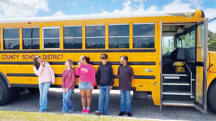 Şoför bayıldı, otobüsü öğrenciler durdurdu