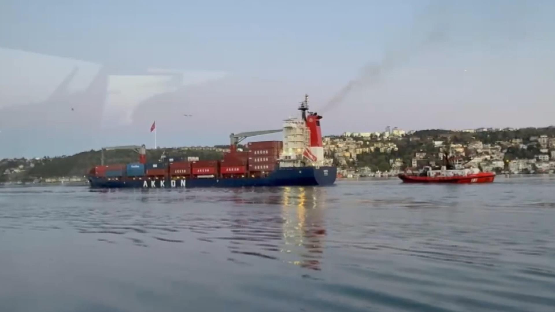 İstanbul Boğazı'nda karaya oturan konteyner gemisi kurtarıldı